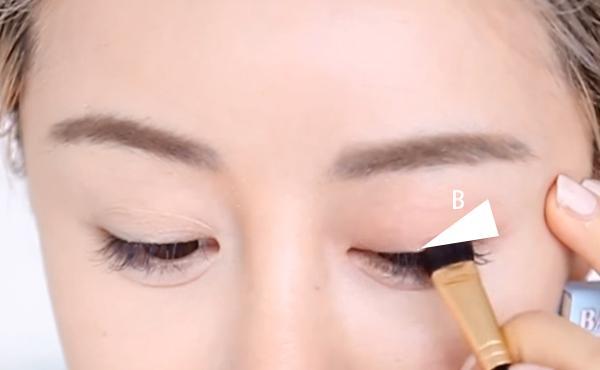 再拿出眼影刷沾取同一个眼影色,刷一个小小三角型在眼尾的位置(b区)