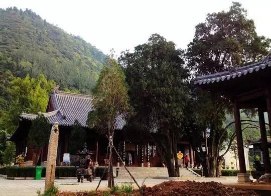 华严寺,兴国寺,牛头寺, 法幢寺,禅经寺,洪福寺和观音寺 等称为"樊川