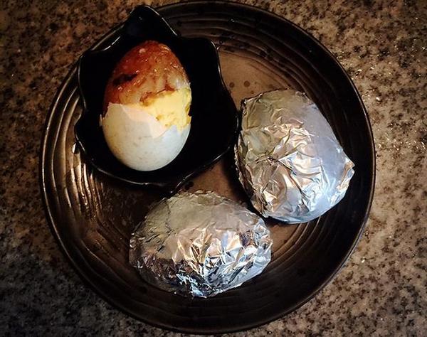 请点击此处输入图片描述 用锡纸包好蛋,准备上锅咯.