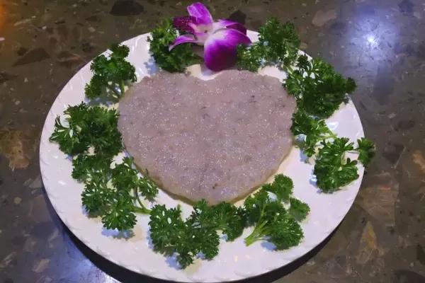 虾滑被老板特别摆成爱心形状,很有感觉 这个虾滑不仅好看 而且全是