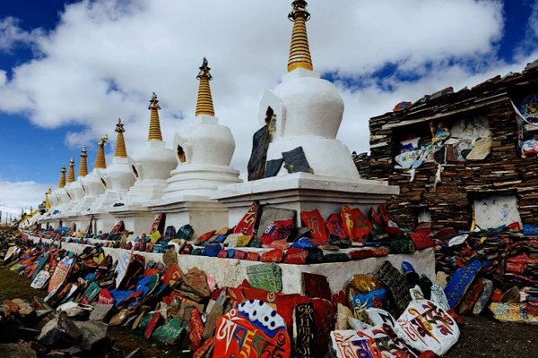 且颇有传奇色彩:1983年,他8岁时,被认定为俄热寺三世阿智仁波切活佛的