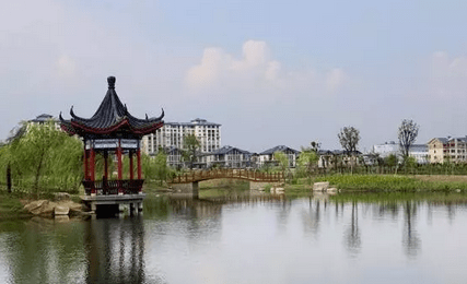 "季子文化公园",地处郑陆中心镇区,占地约106亩,公园内绿树成荫,小桥