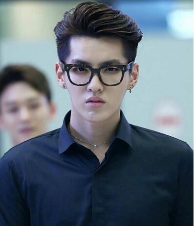 你觉得吴亦凡带哪种眼镜好看?眼镜被他玩坏!