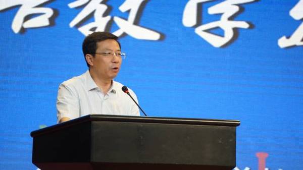 分配到江苏省中小学教研室,工作的前几年先在南京师范大学附属中学初