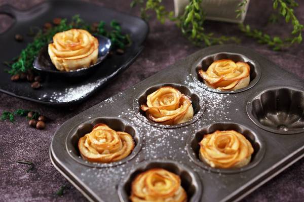 等晾凉后后,可以撒上些糖粉或者肉桂粉,装饰一下.