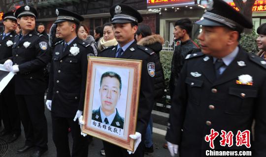 兰州一民警被嫌疑人驾车冲撞牺牲