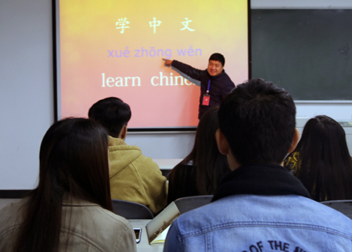 中文课由我校曾在泰国从事中文教学的软件学院杨华冰老师主讲.