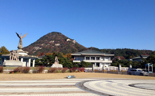 青瓦台简介青瓦台是韩国总统官邸,位于首尔市钟路区世宗路一号