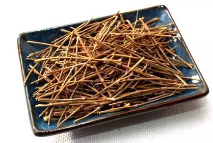 麻黄含有一种一种生物碱被称为麻黄素,麻黄素具有升高血压,利尿,发汗