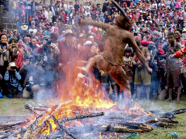 云南弥勒红万祭火节图片