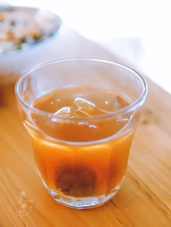 适合一边看车来车往一边放空自己 冰镇梅子酒,喝起来酸甜舒畅,非常