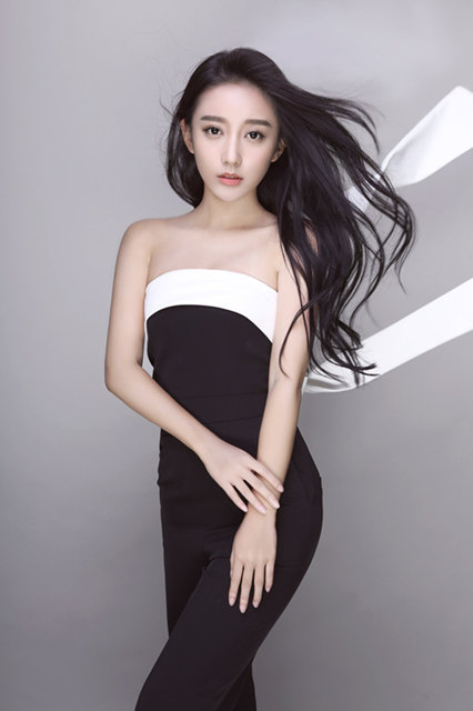 《飞刀》开播 陈梦瑶轻纱遮面欲出还休