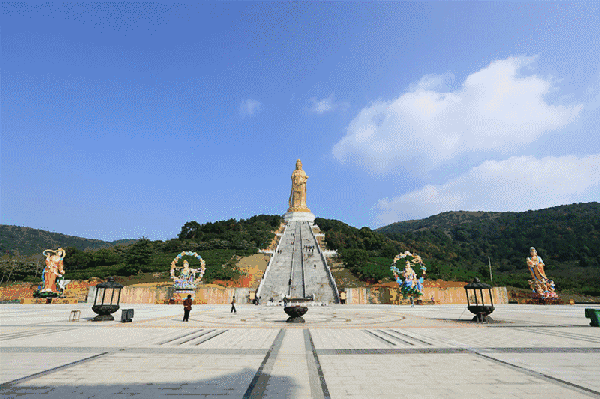 美轮美奂的大圆通殿是寺庙的主殿,供奉着33尊观音菩萨.