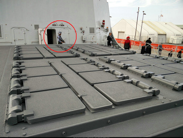 网友上传了参观中国海军盐城舰的照片,盐城舰属于054a型导弹护卫舰