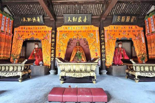 虞舜(中)及娥皇,女英(两旁)