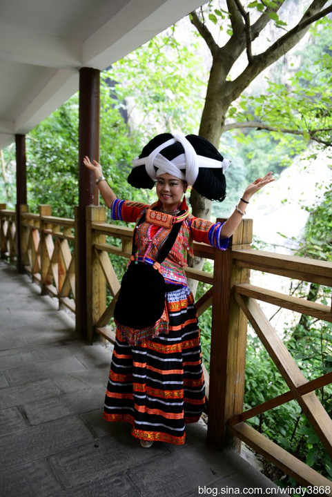 长发苗妹子,长发苗也是苗族的一支,标志是头顶会用长发盘起巨大头饰