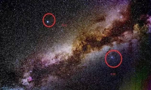 河鼓二的两侧各有一颗较暗的星,分别称为河鼓一,河鼓三,它们与河鼓二