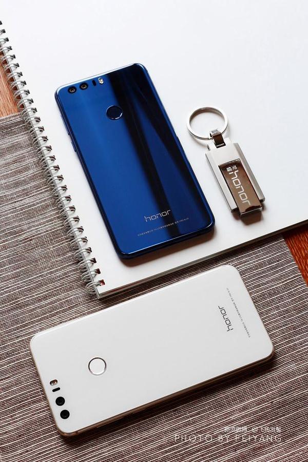 蓝色耀目 魅力出众 荣耀8魅海蓝版「图赏」