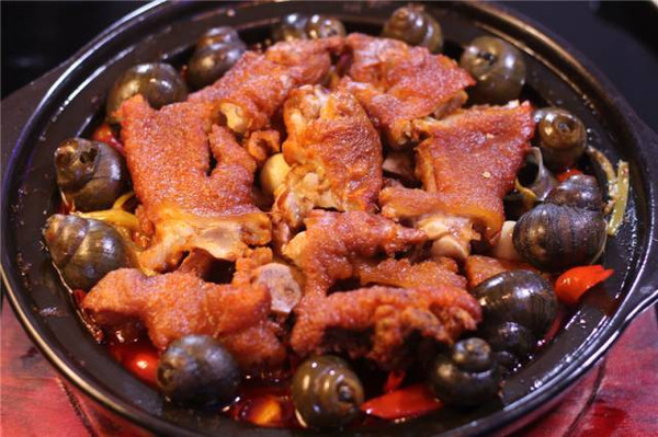 饿货君一口咬下去深深感觉到猪脚本身的香味混着田螺汁的味道在嘴里