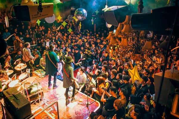 蒋晗永远看不见脸,技术担当吉他曹博,加上颜值担当日籍鼓手——hayato