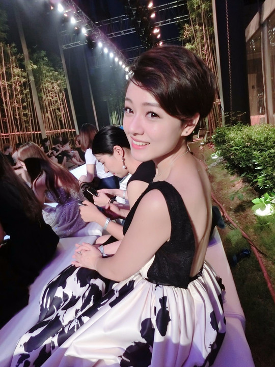 《快乐大歌神》中外籍选手很多,每次的交流中,杨琨都以流利英文与选手