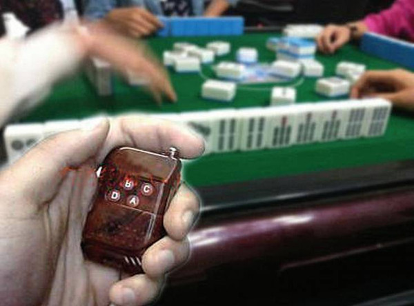 自己出的老千,哭着也要承受!他们在麻将机上偷装作弊器,狂赢邻居2万元