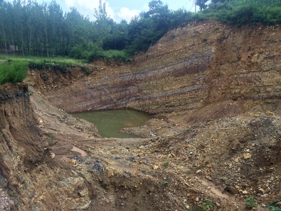 河南省伊川县半坡镇鲁沟村一名学生在学校后面的废弃积水矿坑内溺水