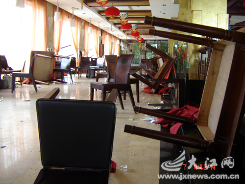 结账时起争议 食客打砸酒店(图)