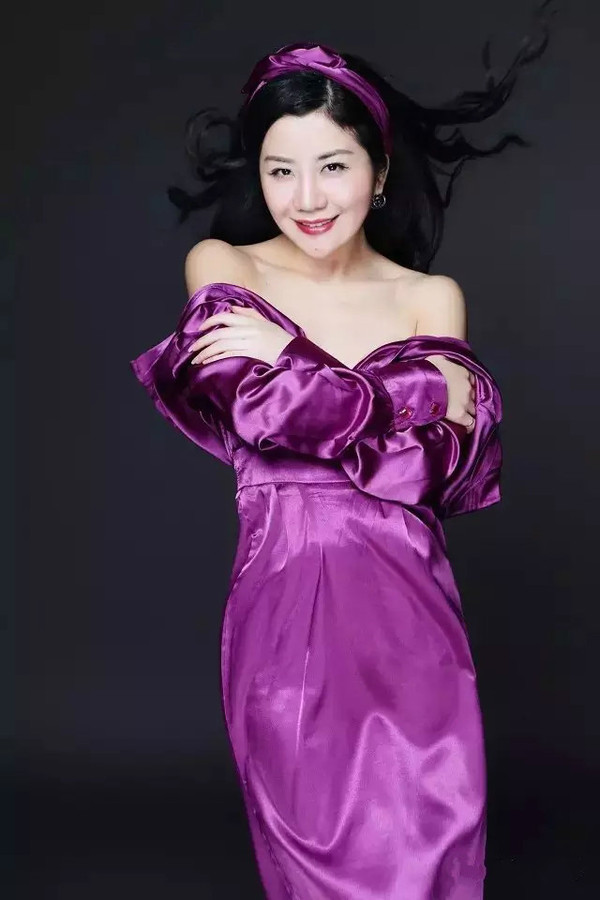 推荐:内地人气百变女王歌手黄迎迎