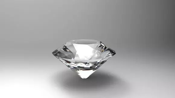 圆形钻石有58个面;尖底磨平抛光成透明的八角形;腰缘磨成透明刻面