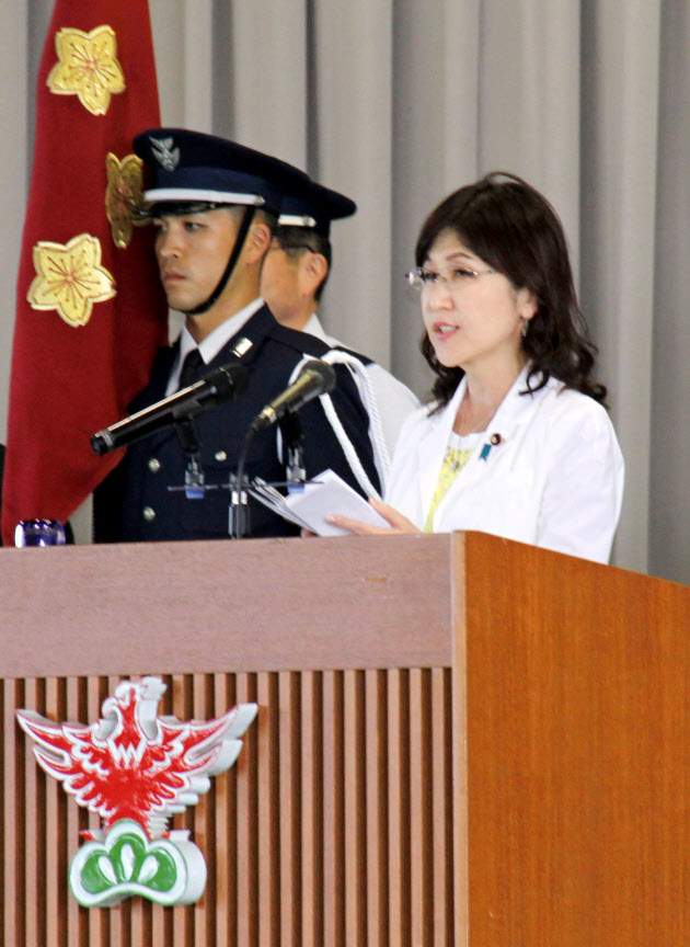 稻田朋美视察空自小松基地