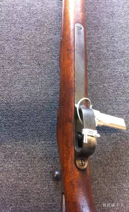 枪托是一块整木的,又不像是缺乏木材的小日本搞出来的两节枪托