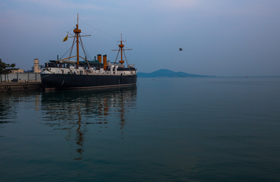 威海刘公岛停的军舰图片