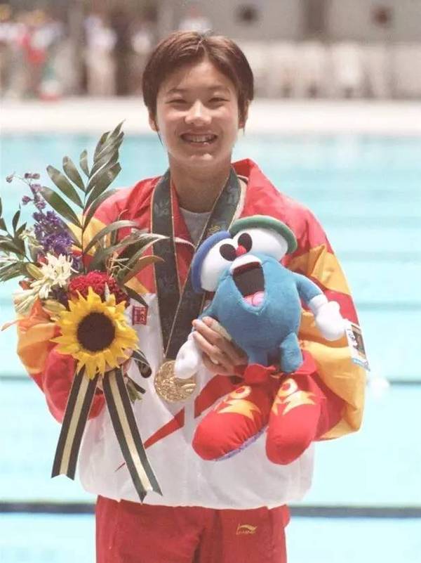 伏明霞在亚特兰大奥运女子三米板跳水颁奖仪式上