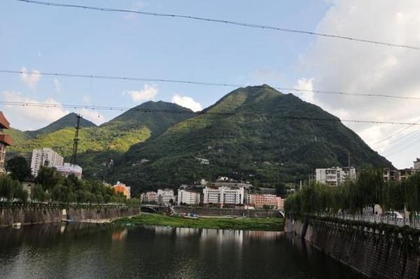 建县于西汉元鼎六年,"以其用武之地曰略,治在象山之南曰阳",故名略阳