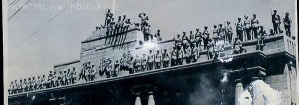 插旗的同时战斗也确实还在进行中,但是这张照片却是苏联军事部门应