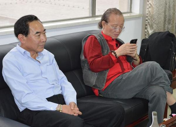 上海艺术家代表团应邀访问昆山大型企业真彩集团