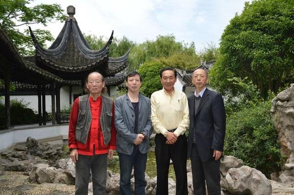 艺术家代表团成员在千灯古镇合影,左起为:书法家陈华荣,刘凯祥,陆文和