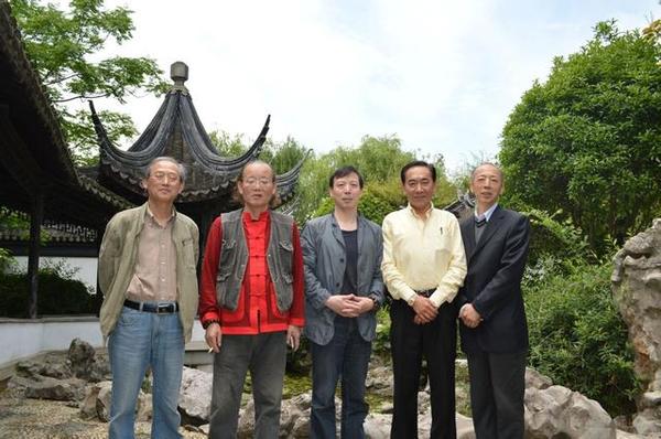 艺术家代表团成员在千灯古镇合影,左起为:书法家陆静源,陈华荣,刘凯祥