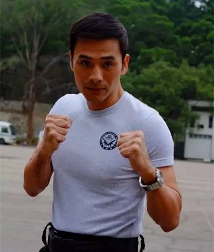 戏里吱都不笑 私下其实和演员们关系都很好 除了电视剧 林伟在很多