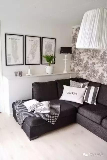 墙纸装饰主墙面,侧墙用装饰柜加有趣的画和艺术品装饰.