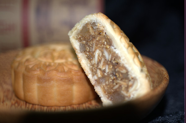 琼式月饼既保留原有的糖浆皮,又在糖浆皮中引入苏式食品中最有特色的