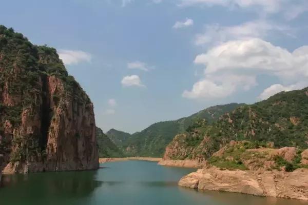 秦皇岛市抚宁县境内的杜庄镇有一座温泉堡水库,是一座碾压混凝土拱坝