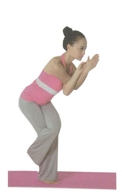 手臂姿势不变,右腿跨过左腿,右脚脚趾勾住左脚脚踝内侧的上方部位,双