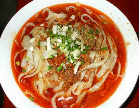 有时候中午赶不回去,那么中午就会在街上吃一碗羊肉粉或者绿豆粉