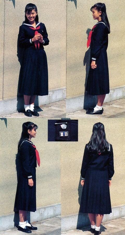 有网友提供了历年来日本高中女生制服的老照片,一起来欣赏: 80年代初