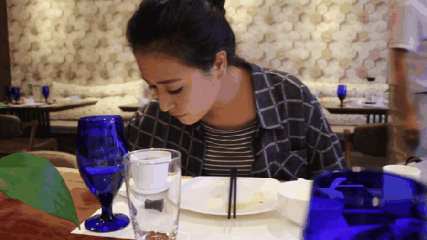 我也来一口,美女喝汤都一样美美的