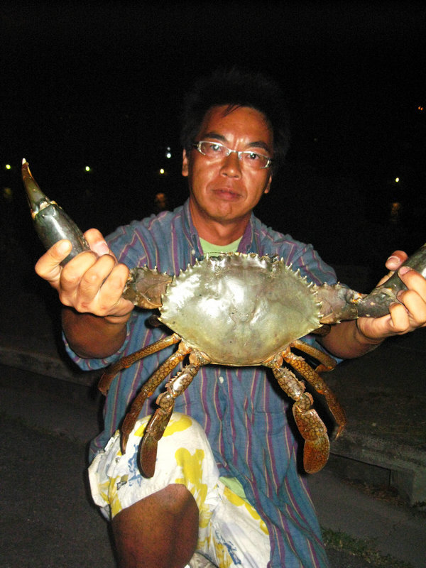 在美国钓上超级大螃蟹,难道外国啥都大