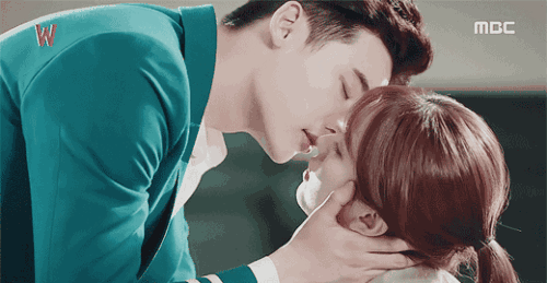 编剧在剧情中加入了大量吴妍珠和姜哲的爱情场景戏,让两人的关系突然