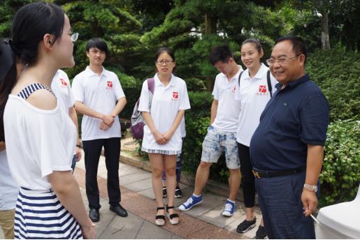 2015年,盘龙集团冯友根董事长与学子亲切交谈